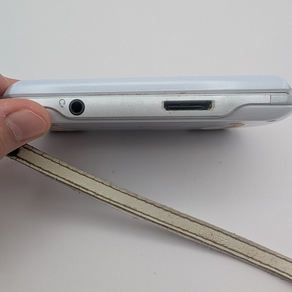 Sony PSP Playstation Portable Go N-1001 Console White with 12 GB memory card - Picture 9 of 9